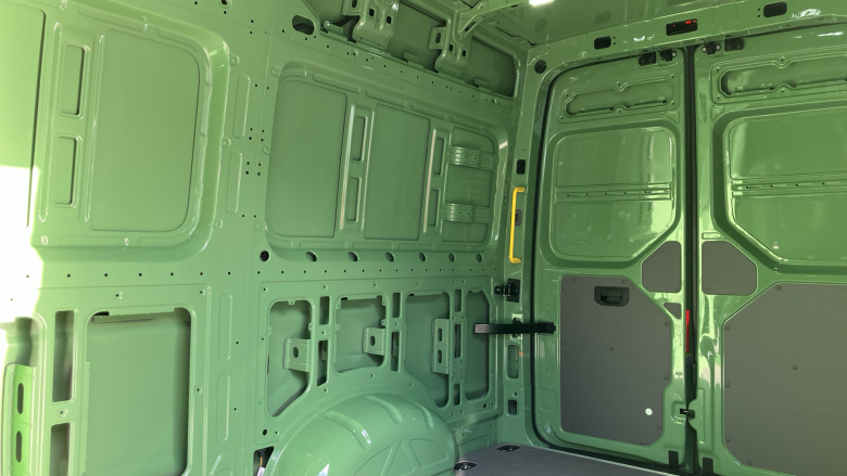 Volkswagen Crafter Cr35 Mwb Diesel Fwd 2.0 TDI 140PS Commerce Plus High Roof Van